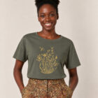 T-shirt femme à manche courte en coton biologique couleur kaki avec un dessin de bouquet de fleurs en forme allongée. Avec une inscription ' La clef des champs', la sérigraphie est de couleur doré. Zoom sur le t-shirt.