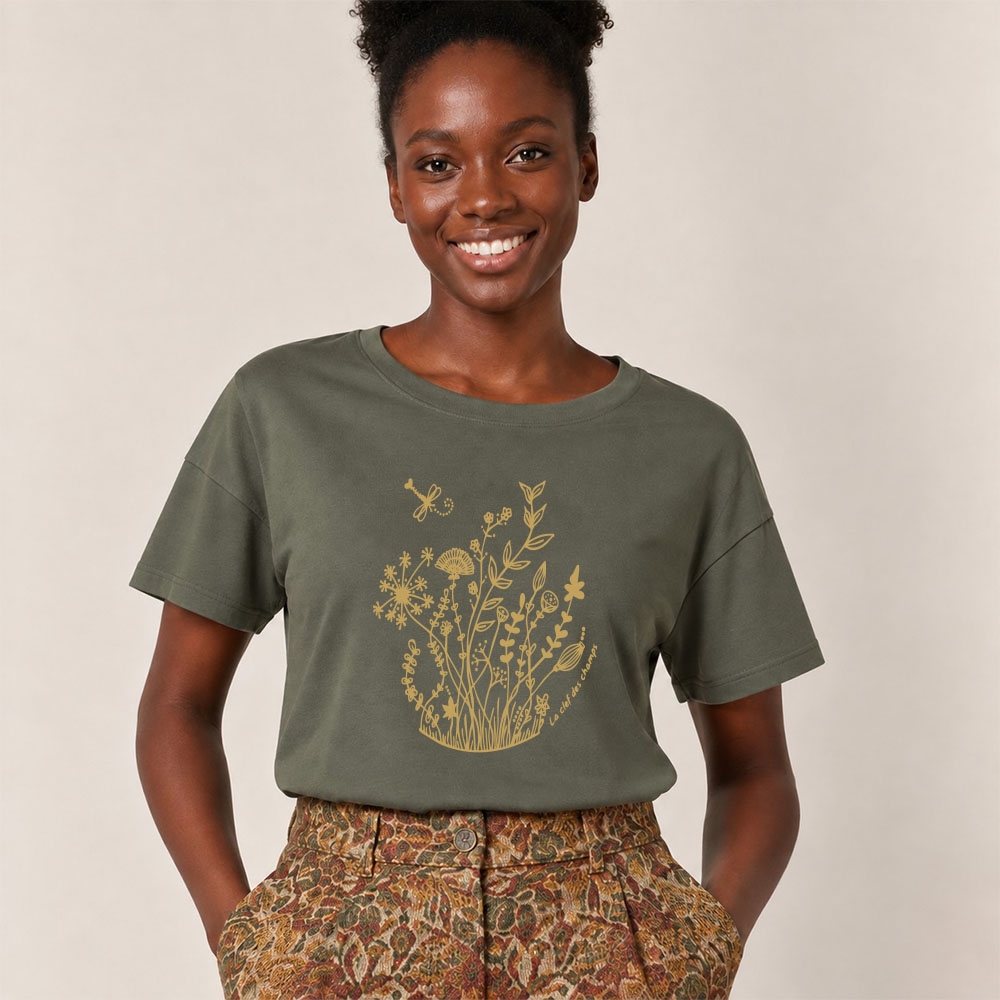 T-shirt femme à manche courte en coton biologique couleur kaki avec un dessin de bouquet de fleurs en forme allongée. Avec une inscription ' La clef des champs', la sérigraphie est de couleur doré. Zoom sur le t-shirt.