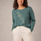T-shirt femme à manche longue en coton biologique couleur vert jade avec un dessin des cinq éléments, sérigraphie de couleur beige. Zoom sur le t-shirt.