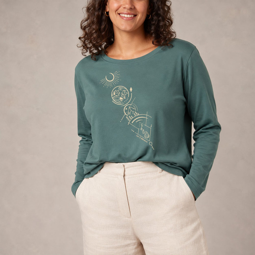 T-shirt femme à manche longue en coton biologique couleur vert jade avec un dessin des cinq éléments, sérigraphie de couleur beige. Zoom sur le t-shirt.