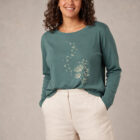 T-shirt femme à manche longue en coton biologique couleur vert jade avec un dessin d'abeilles s'envolant d'un pissenlit . Avec une inscription ' Bee la vie ' la sérigraphie est de couleur beige. Zoom sur le t-shirt.