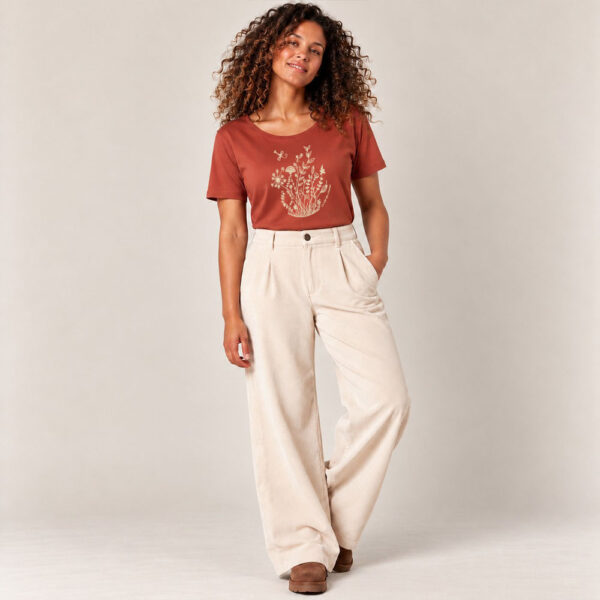 T-shirt femme à manche courte en coton biologique couleur terracotta avec un dessin de bouquet de fleurs en forme allongée. Avec une inscription ' La clef des champs', la sérigraphie est de couleur beige.