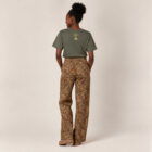 T-shirt femme manche courte en coton biologique de couleur kaki vue de dos avec le dessin de la marque entre les épaules et la sérigraphie est de couleur doré.