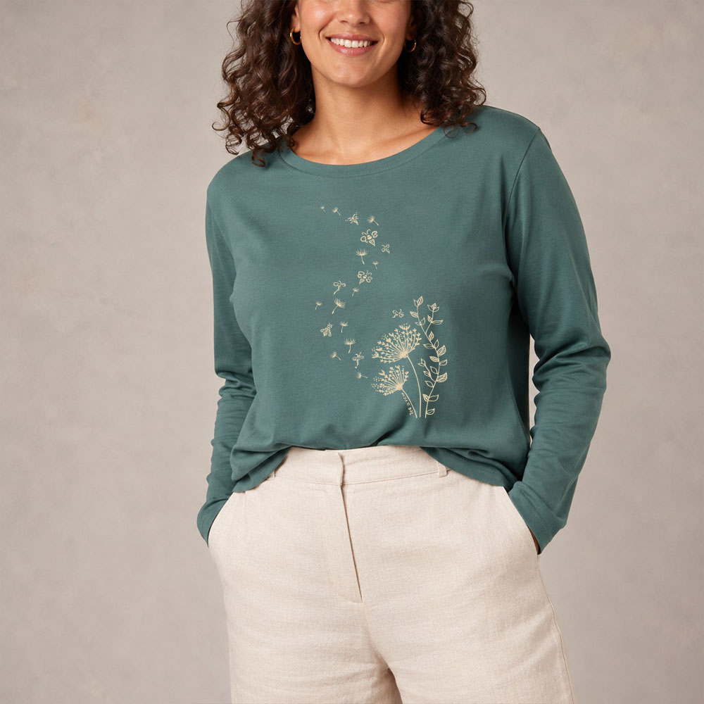 T-shirt femme à manche longue en coton biologique couleur vert jade avec un dessin d'abeilles s'envolant d'un pissenlit . Avec une inscription ' Bee la vie ' la sérigraphie est de couleur beige. Zoom sur le t-shirt.
