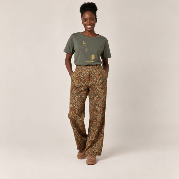 T-shirt femme à manche courte en coton biologique couleur kaki avec le dessin d'une personne sur la branche d'un arbre tenant la lune par un cerf volant. La couleur de la sérigraphie est doré.
