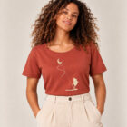 T-shirt femme à manche courte en coton biologique couleur terracotta avec le dessin d'une personne sur la branche d'un arbre tenant la lune par un cerf volant. La couleur de la sérigraphie est beige. Zoom sur le t-shirt.