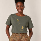 T-shirt femme à manche courte en coton biologique couleur kaki avec le dessin d'une personne sur la branche d'un arbre tenant la lune par un cerf volant. La couleur de la sérigraphie est doré. Zoom sur le t-shirt.