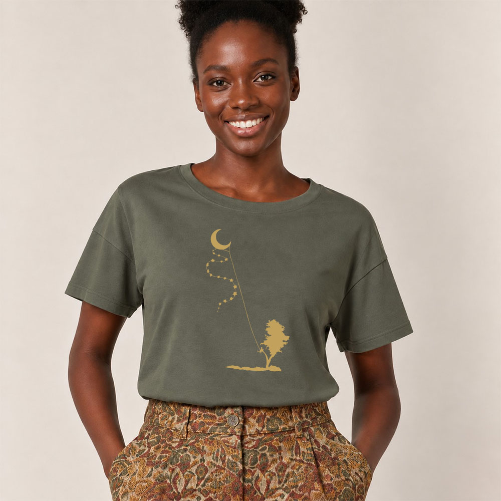 T-shirt femme à manche courte en coton biologique couleur kaki avec le dessin d'une personne sur la branche d'un arbre tenant la lune par un cerf volant. La couleur de la sérigraphie est doré. Zoom sur le t-shirt.