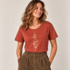 T-shirt femme manche courte en coton biologique couleur terracotta avec le dessin de chaque élément de la nature, la sérigraphie est de couleur beige. Zoom sur le t-shirt.