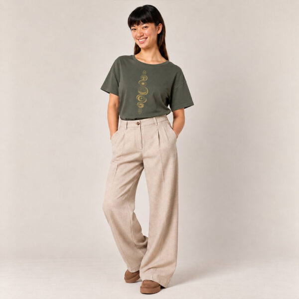 T-shirt femme manche courte en coton biologique couleur kaki avec le dessin de chaque élément de la nature, la sérigraphie est de couleur doré.