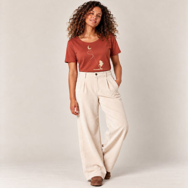 T-shirt femme à manche courte en coton biologique couleur terracotta avec le dessin d'une personne sur la branche d'un arbre tenant la lune par un cerf volant. La couleur de la sérigraphie est beige.