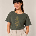 T-shirt femme manche courte en coton biologique couleur kaki avec le dessin de chaque élément de la nature, la sérigraphie est de couleur doré. Zoom sur le t-shirt.