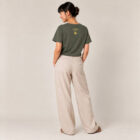 T-shirt femme manche courte en coton biologique de couleur kaki vue de dos avec le dessin de la marque entre les épaules et la sérigraphie est de couleur doré.