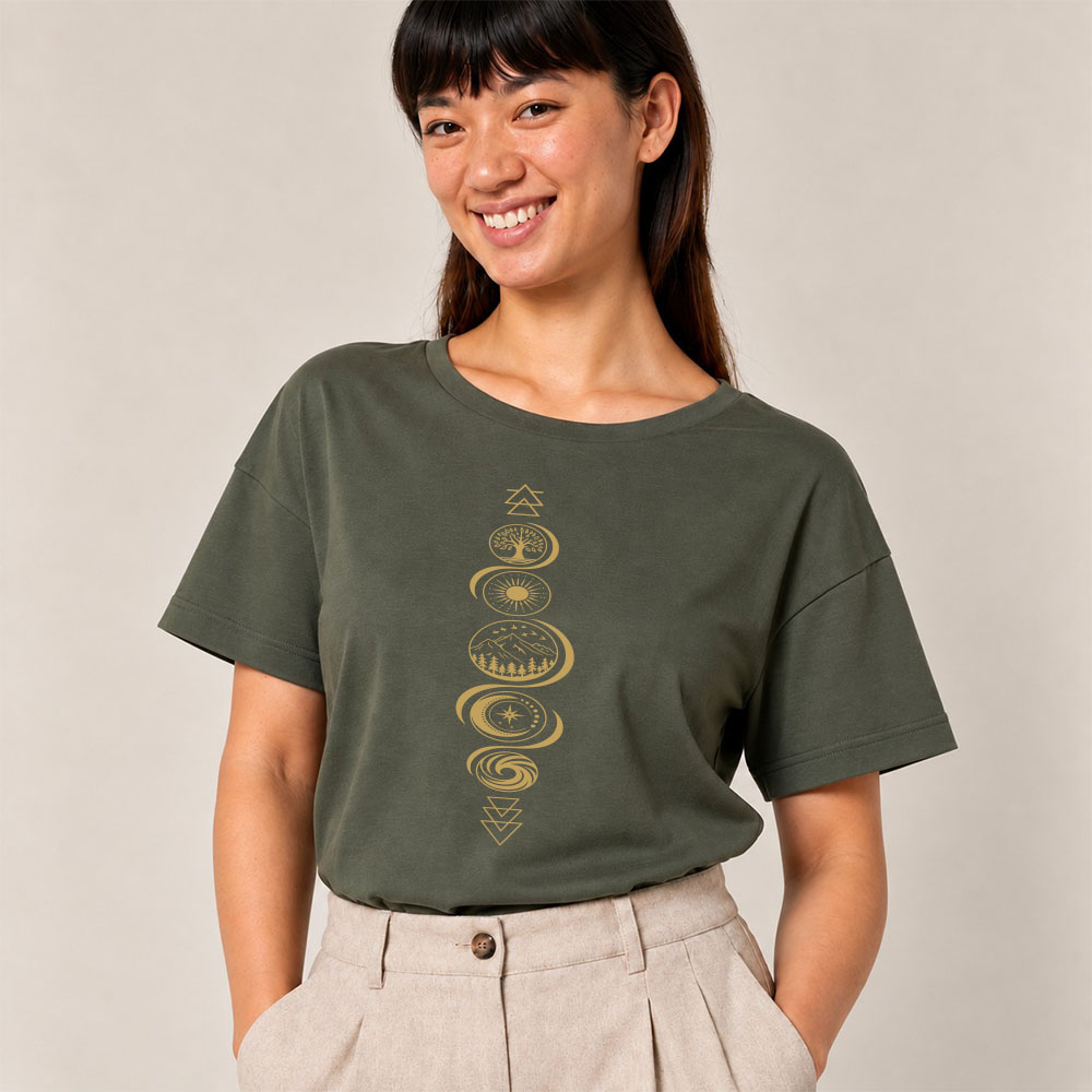 T-shirt femme manche courte en coton biologique couleur kaki avec le dessin de chaque élément de la nature, la sérigraphie est de couleur doré. Zoom sur le t-shirt.