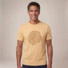 T-shirt homme manche courte en coton biologique de couleur blé avec le dessin d'une coupe de bois formée par des petits animaux la sérigraphie est de couleur marron.oom sur le t-shirt.