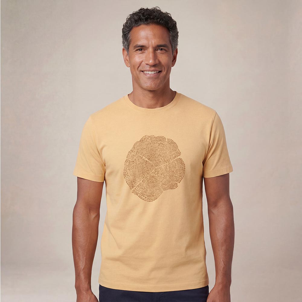 T-shirt homme manche courte en coton biologique de couleur blé avec le dessin d'une coupe de bois formée par des petits animaux la sérigraphie est de couleur marron.oom sur le t-shirt.