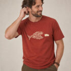 T-shirt homme manche courte en coton biologique couleur rouge lave avec le dessin d'un poisson en forme de vélo qui mange un 4x4 avec une sérigraphie beige. Zoom sur le t-shirt.