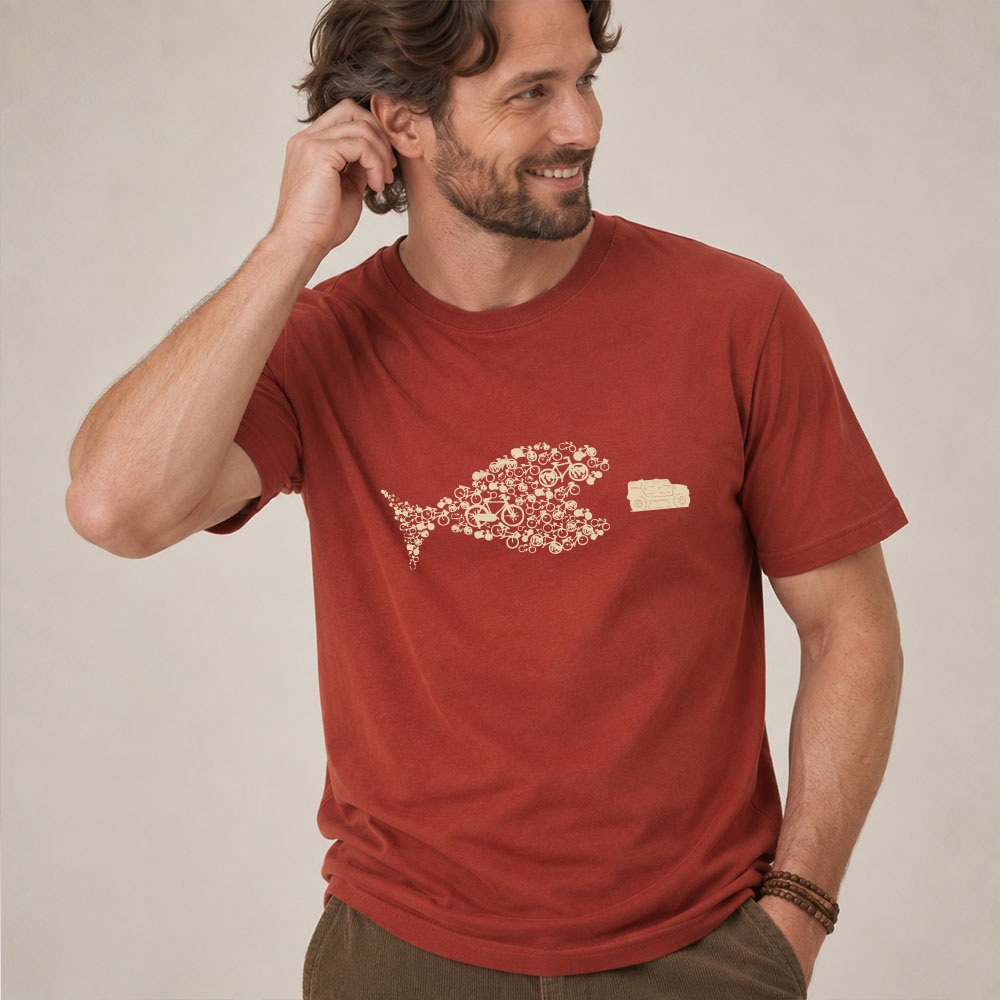 T-shirt homme manche courte en coton biologique couleur rouge lave avec le dessin d'un poisson en forme de vélo qui mange un 4x4 avec une sérigraphie beige. Zoom sur le t-shirt.