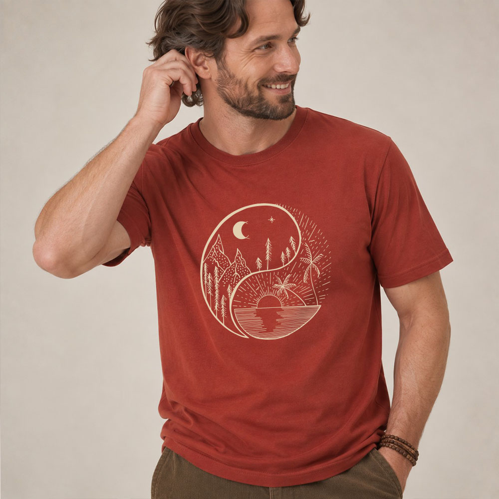 T-shirt homme manche courte en coton biologique couleur rouge lave avec le dessin d'un yin et yang de la nature, d'un coté les montagnes et de l'autre la plage la sérigraphie est de couleur beige. Zoom sur le t-shirt.