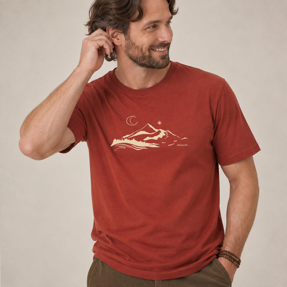 T-shirt homme manche courte en coton biologique couleur rouge lave avec le dessin d'une montagne et inscrit silence de sérigraphie beige. Zoom sur le t-shirt.