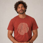 T-shirt homme manche courte en coton biologique de couleur rouge lave avec le dessin d'une coupe de bois formée par des petits animaux la sérigraphie est de couleur beige. Zoom sur le t-shirt.