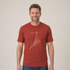 T-shirt homme manche courte en coton biologique couleur rouge lave avec un dessin représentant une baleine avec des motifs polynésiens en sérigraphie de couleur beige. Zoom sur le t-shirt.