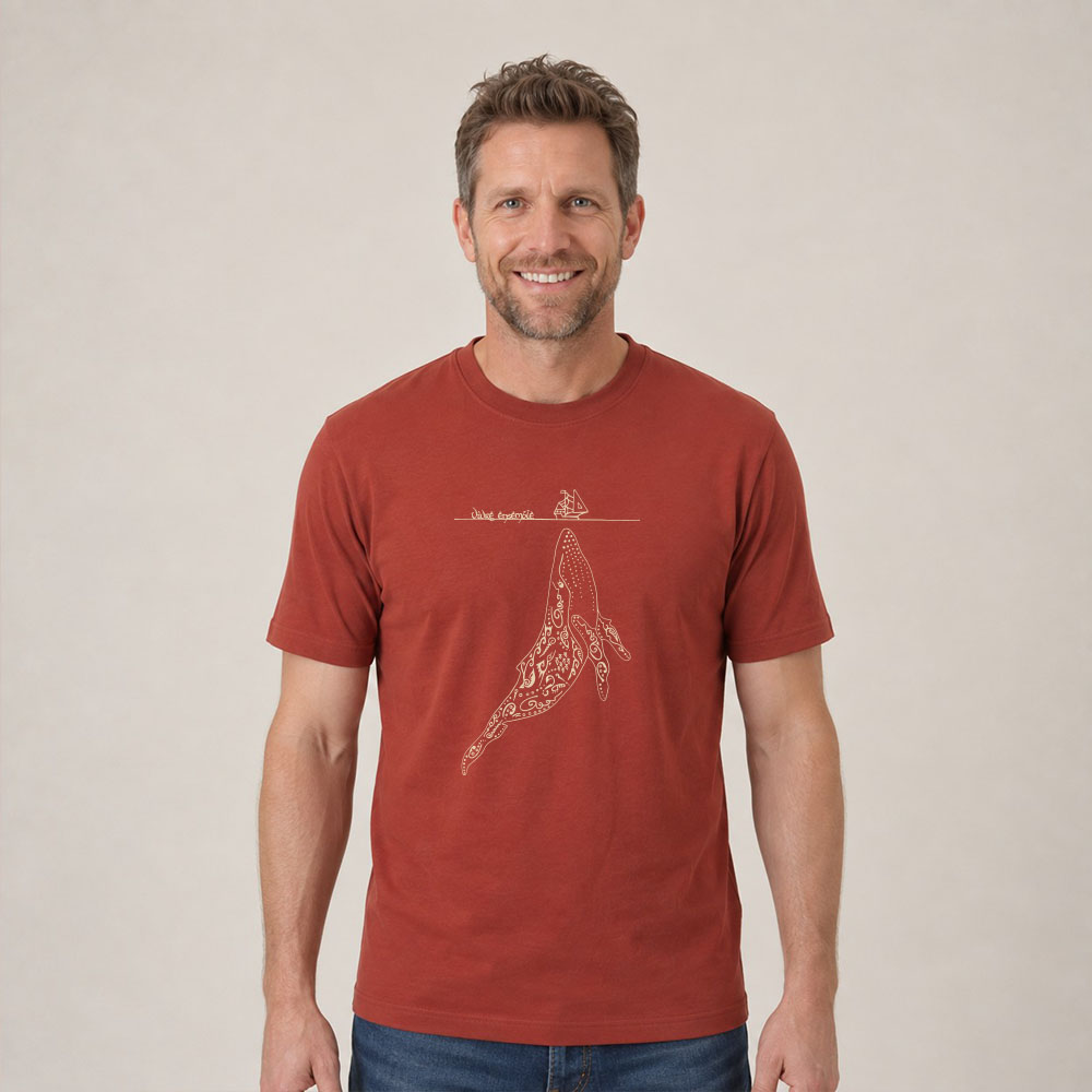T-shirt homme manche courte en coton biologique couleur rouge lave avec un dessin représentant une baleine avec des motifs polynésiens en sérigraphie de couleur beige. Zoom sur le t-shirt.