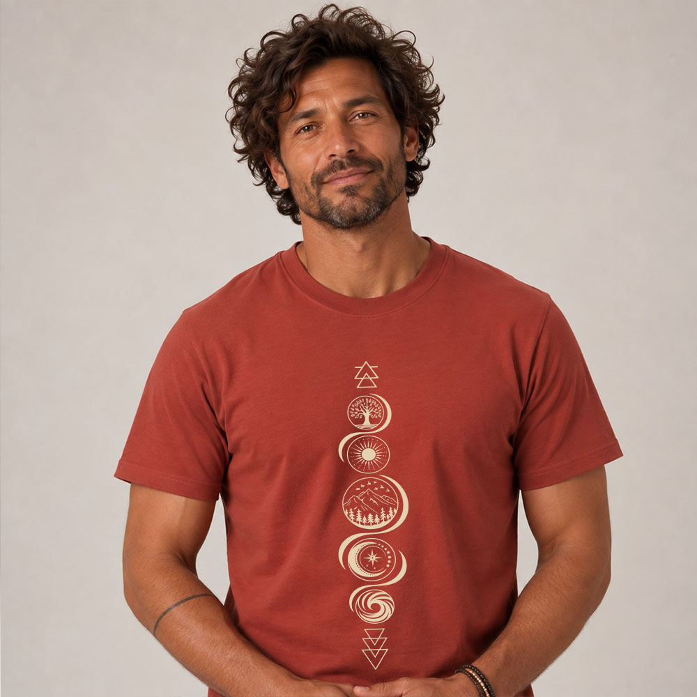 T-shirt homme manche courte en coton biologique couleur rouge lave avec le dessin de chaque élément de la nature, la sérigraphie est de couleur beige. Zoom sur le t-shirt.