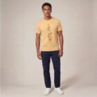 T-shirt homme manche courte en coton biologique couleur blé avec le dessin de chaque élément de la nature, la sérigraphie est de couleur marron.