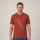 T-shirt homme manche courte en coton biologique couleur rouge lave avec un dessin représentant les cinq éléments et la sérigraphie est de couleur beige. Zoom sur le t-shirt.
