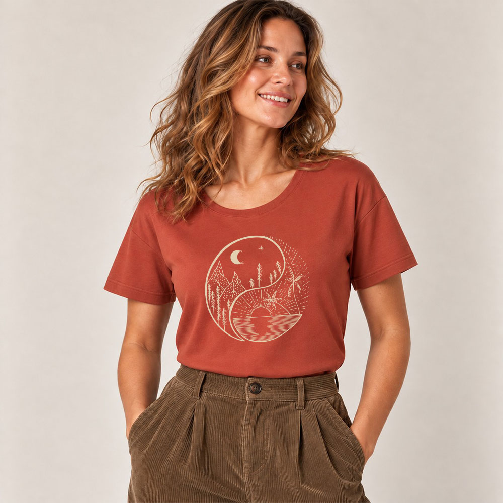 T-shirt femme manche courte en coton biologique couleur terracotta avec le dessin d'un yin et yang de la nature, d'un coté les montagnes et de l'autre la plage la sérigraphie est de couleur beige. Zoom sur le t-shirt.
