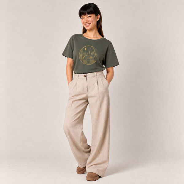 T-shirt femme manche courte en coton biologique couleur kaki avec le dessin d'un yin et yang de la nature, d'un coté les montagnes et de l'autre la plage la sérigraphie est de couleur doré.