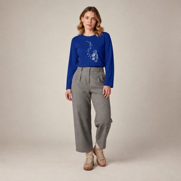 T-shirt femme à manche longue en coton biologique couleur bleu roi avec un dessin d'abeilles s'envolant d'un pissenlit . Avec une inscription ' Bee la vie ' la sérigraphie est de couleur argenté.