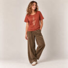 T-shirt femme manche courte en coton biologique couleur terracotta avec le dessin de chaque élément de la nature, la sérigraphie est de couleur beige.