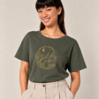 T-shirt femme manche courte en coton biologique couleur kaki avec le dessin d'un yin et yang de la nature, d'un coté les montagnes et de l'autre la plage la sérigraphie est de couleur doré. Zoom sur le t-shirt.