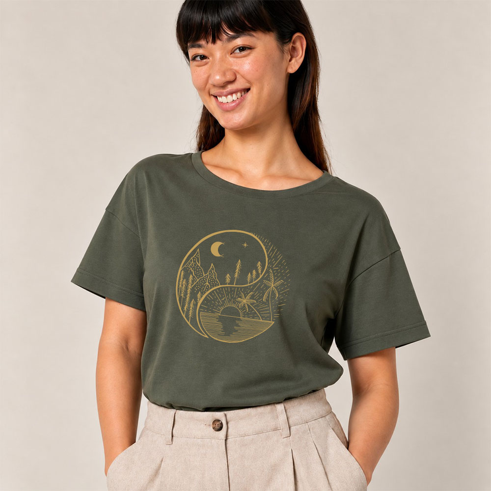 T-shirt femme manche courte en coton biologique couleur kaki avec le dessin d'un yin et yang de la nature, d'un coté les montagnes et de l'autre la plage la sérigraphie est de couleur doré. Zoom sur le t-shirt.
