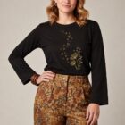 T-shirt femme à manche longue en coton biologique couleur noir avec un dessin d'abeilles s'envolant d'un pissenlit . Avec une inscription ' Bee la vie ' la sérigraphie est de couleur doré. Zoom sur le t-shirt.
