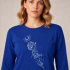 T-shirt femme à manche longue en coton biologique couleur bleu roi avec un dessin des cinq éléments, sérigraphie de couleur argenté. Zoom sur le t-shirt.