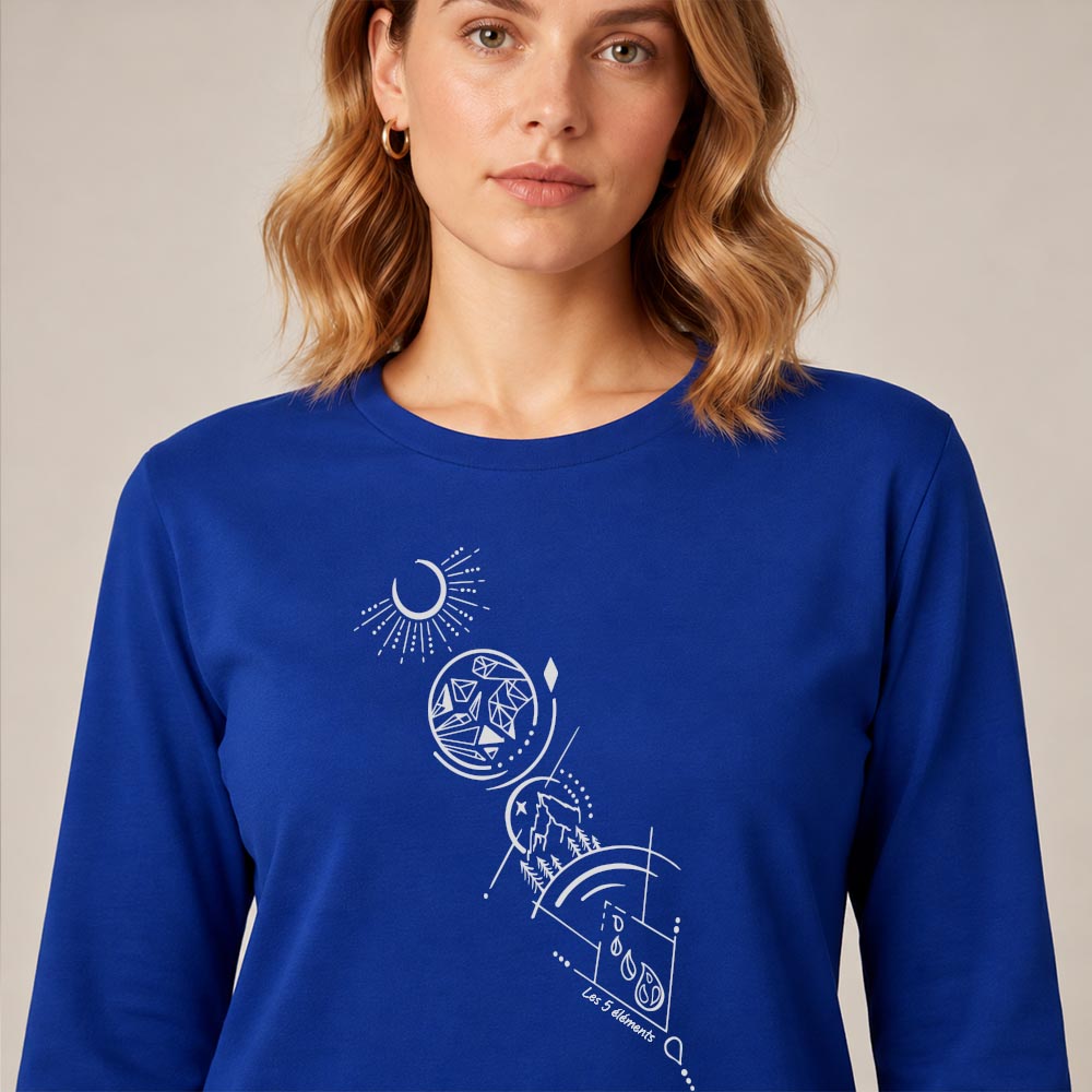 T-shirt femme à manche longue en coton biologique couleur bleu roi avec un dessin des cinq éléments, sérigraphie de couleur argenté. Zoom sur le t-shirt.