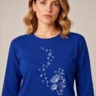 T-shirt femme à manche longue en coton biologique couleur bleu roi avec un dessin d'abeilles s'envolant d'un pissenlit . Avec une inscription ' Bee la vie ' la sérigraphie est de couleur argenté. Zoom sur le t-shirt.
