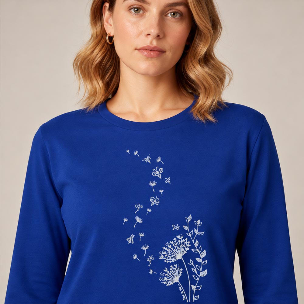 T-shirt femme à manche longue en coton biologique couleur bleu roi avec un dessin d'abeilles s'envolant d'un pissenlit . Avec une inscription ' Bee la vie ' la sérigraphie est de couleur argenté. Zoom sur le t-shirt.