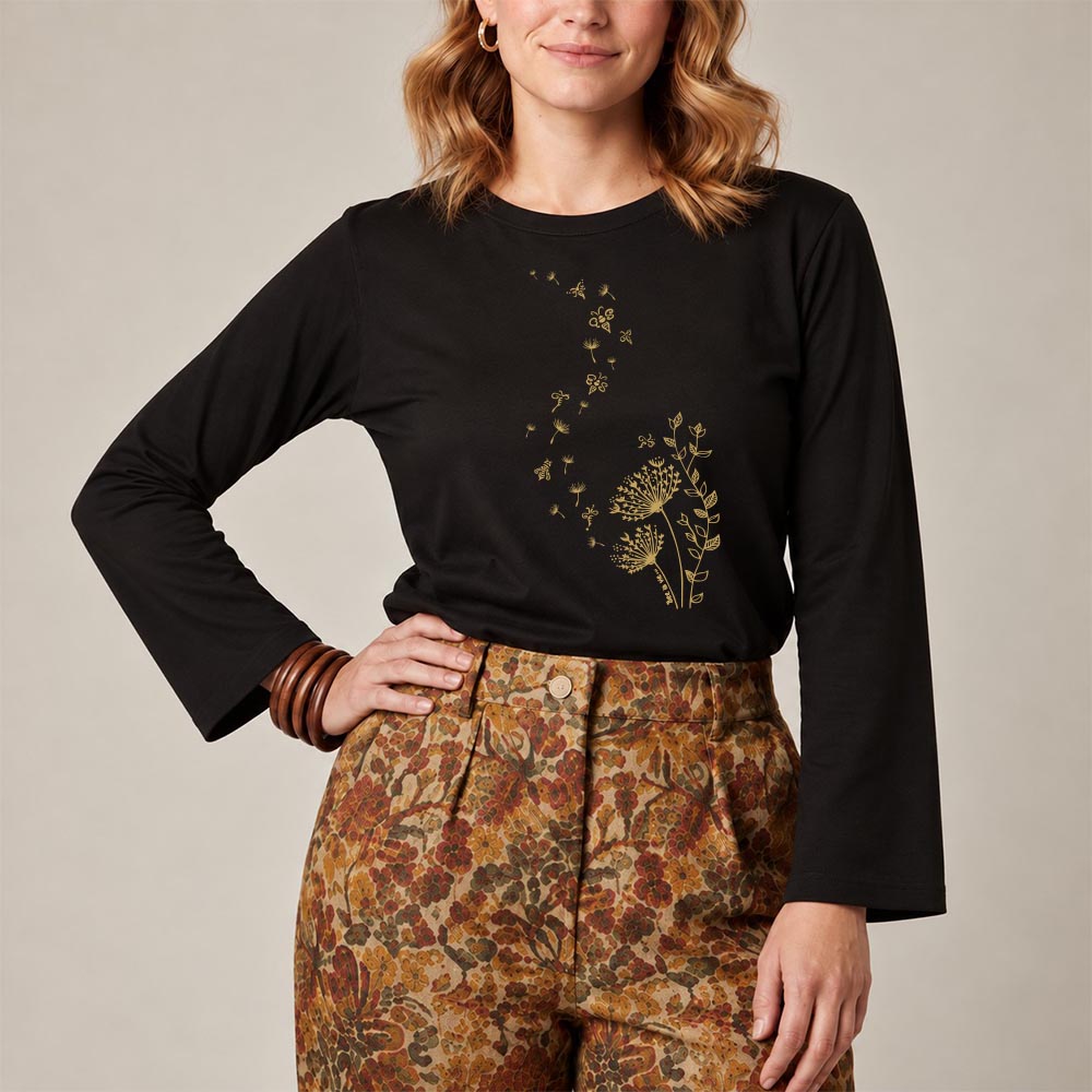 T-shirt femme à manche longue en coton biologique couleur noir avec un dessin d'abeilles s'envolant d'un pissenlit . Avec une inscription ' Bee la vie ' la sérigraphie est de couleur doré. Zoom sur le t-shirt.