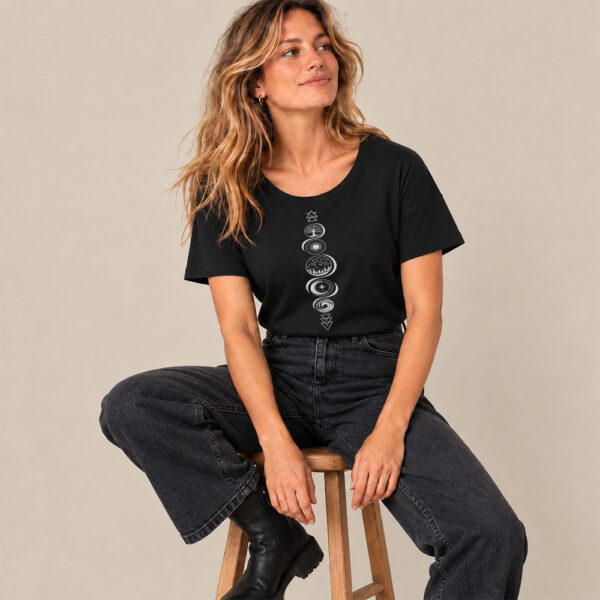 T-shirt femme manche courte en coton biologique couleur noir avec le dessin de chaque élément de la nature, la sérigraphie est de couleur argenté.