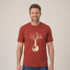 T-shirt homme manche courte en coton biologique couleur rouge lave avec le dessin d'un arbre sur une planète et sérigraphie de couleur beige. Zoom sur le t-shirt,