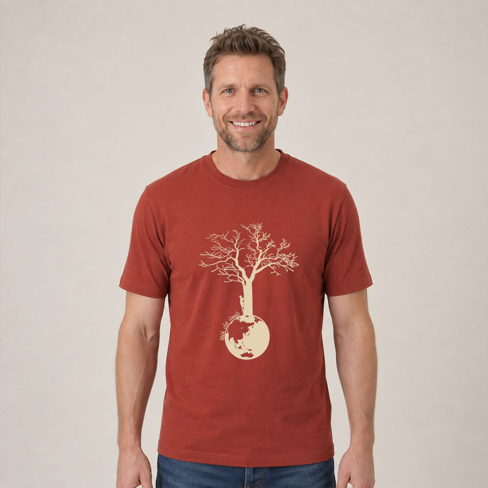 T-shirt homme manche courte en coton biologique couleur rouge lave avec le dessin d'un arbre sur une planète et sérigraphie de couleur beige. Zoom sur le t-shirt,