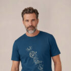 T-shirt homme manche courte en coton biologique couleur bleu denim avec un dessin représentant les cinq éléments et la sérigraphie est de couleur beige. Zoom sur le t-shirt.