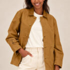 Veste bio femme couleur camel avec le dessin de la marque représentant un arbre sur la planète et un homme qui grimpe à l'arbre, sérigraphie de couleur marron. Vue de face et zoom sur la veste.