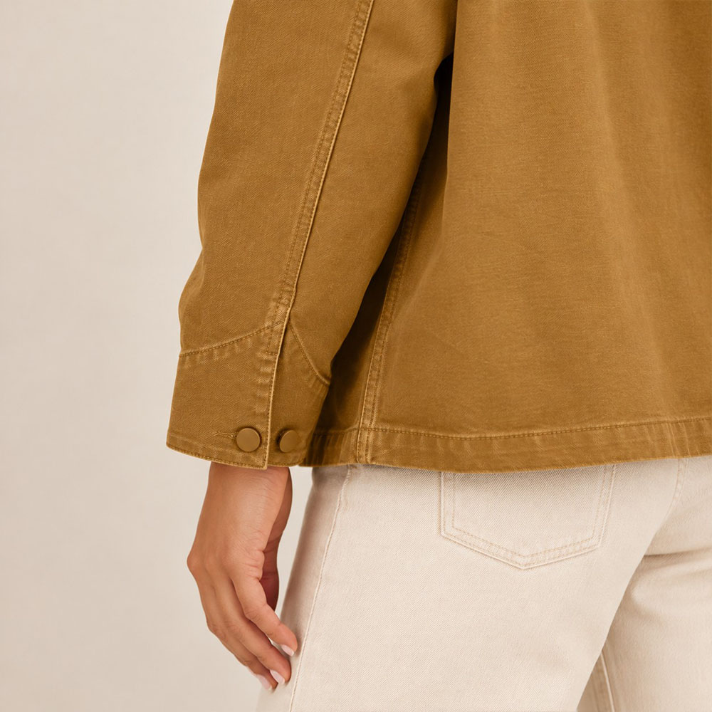 Veste bio femme couleur camel, vue de coté avec zoom sur la manche.