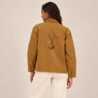 Veste femme en coton biologique couleur camel avec le dessin d'un arbre sur une planète et sérigraphie de couleur marron. Vue de dos.