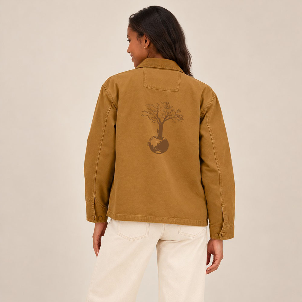 Veste femme en coton biologique couleur camel avec le dessin d'un arbre sur une planète et sérigraphie de couleur marron. Vue de dos.
